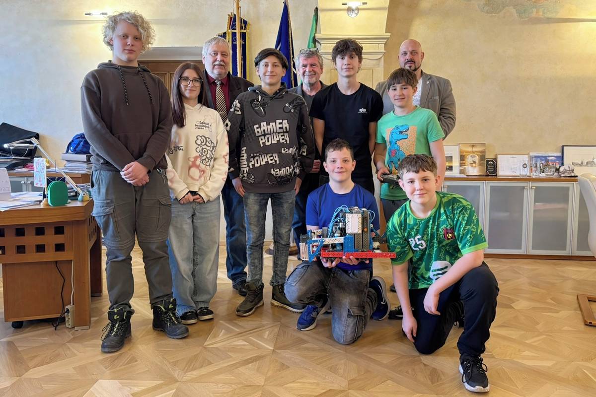Osmičlenný tým žáků z litoměřické základní školy Na Valech RoboTitans, který letos ovládl Mistrovství České republiky ve sportovní robotice VEX IQ Competition, se už za několik dní vydá na světové finále robotické soutěže VEX World 2026. To se letos uskuteční ve městě St. Louis v americkém státě Missouri. Vrchol celoroční soutěžní sezóny VEX Robotics letos přivítá 420 týmů z celého světa, které zde poměří své schopnosti v konstrukci a programování robotů.  RoboTitans se na mistrovství světa kvalifikovali podruhé a stali se tak jediným českým týmem s touto prestižní zkušeností. Spolu s nimi se na světové pódium poprvé podívá také čtyřčlenný tým nováčků ze stejné školy. Českou republiku bude navíc s litoměřickými reprezentovat ještě jeden pražský tým. Dnes dopoledne „Robotitány“ a jejich trenéry Štěpána Samka a Vladimíra Vaňka přijal na radnici starosta města Radek Löwy spolu s místostarosty Jiřím Adámkem a Petrem Panašem. Robotitáni přinesli na radnici ukázat i robota, se kterým budou na světovém šampionátu soutěžit, a nechali vedení města vyzkoušet si jeho ovládání. Zároveň popsali, co je na soutěži čeká, jaké role mají jednotliví členové týmu a kolik práce stojí za přípravou robota i samotnou účastí na soutěži. „Přeji vám, aby se vám na mistrovství dařilo a abyste byli se svým výkonem spokojení. Děkuji vám za skvělou reprezentaci Litoměřic i celé republiky,“ popřál Robotitánům starosta Radek Löwy. RoboTitans odlétají do Spojených států 25. dubna. Ve St. Louis je čeká týden plný soutěžních zápasů, strategického plánování i mezinárodních setkání. Pro litoměřické žáky tak začíná další velká kapitola jejich robotické cesty. {gallery}02026/robotitani{/gallery}