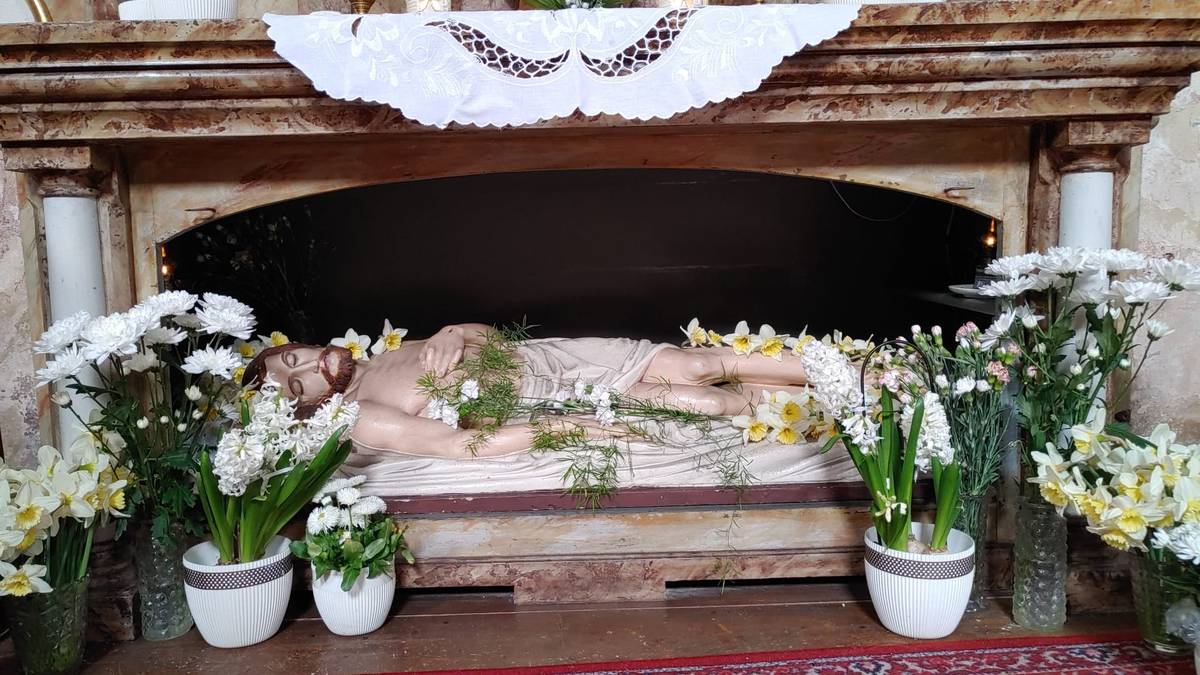 Na Bílou sobotu 4. 4. bude v kostele sv. Václava v Dolní Kalné od 14:00 do 16:00 pro veřejnost otevřen Boží hrob k velikonoční modlitbě.