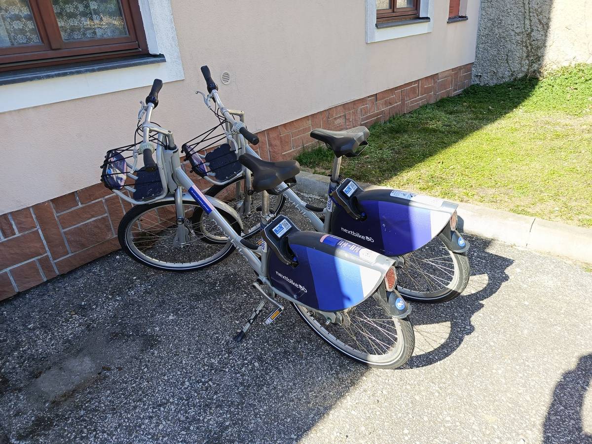 Ve spolupráci se společností nextbike jsme zahájili druhý rok provozu sdílených kol. Letos o měsíc dříve než v loňském roce. Pro možnost lepšího využití služby jsme přidali další stanoviště na autobusové zastávce u odbočky na Hádek. Nenechte se zmást samolepkami na kolech - při zapůjčení nebo vrácení kola v Dolním Dvoře máte opět 30 minut zdarma. Více o službě najdete na stránkách obce, úplně všechno pak na stránkách provozovatele  https://nextbikeczech.com/