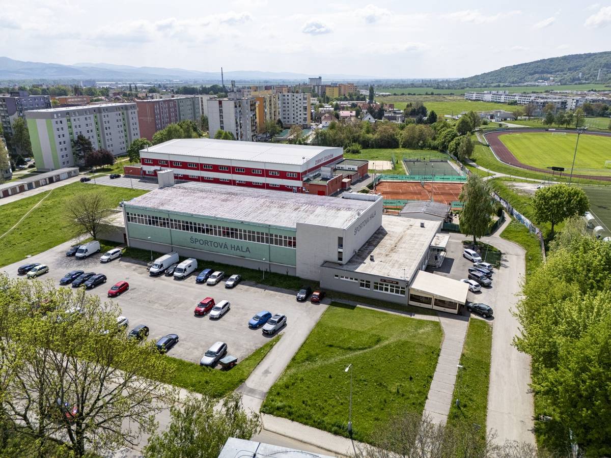 Mesto Nové Mesto nad Váhom pokračuje v modernizácii a od 15. apríla 2026 sa oficiálne začína rekonštrukcia športovej haly na Javorinskej ulici. Ide o významný krok v rozvoji športovej infraštruktúry a podpory športu v meste. Projekt „Modernizácia športovej haly“ bol úspešne podporený z Fondu na podporu športu sumou 1 000 000 €, pričom celková investícia predstavuje viac ako 1,68 mil. €. Vďaka využitiu externých zdrojov môže mesto realizovať rozsiahlu obnovu bez výrazného zaťaženia vlastného rozpočtu. Športová hala je dlhodobo centrom športového diania – využívajú ju športové kluby, mládež aj verejnosť. Rekonštrukcia prinesie výrazné zlepšenie podmienok pre šport aj organizovanie podujatí. 🔧 Čo prinesie rekonštrukcia? • nové šatne, sprchy a sociálne zázemie • moderný vstup a vestibul • zvýšenie diváckej kapacity • obnovu hracej plochy • klimatizáciu a riadené vetranie • moderné osvetlenie a ozvučenie • nové technológie a energetickú efektívnosť 🎯 Cieľom je vytvoriť moderný, funkčný a reprezentatívny športový priestor pre športové kluby, mládež aj širokú verejnosť. Ďakujeme všetkým, ktorí sa na príprave projektu podieľali. 👉 Viac informácií nájdete na webe mesta. Nové Mesto nad Váhom začína rekonštrukciu športovej haly | www.nove-mesto.sk