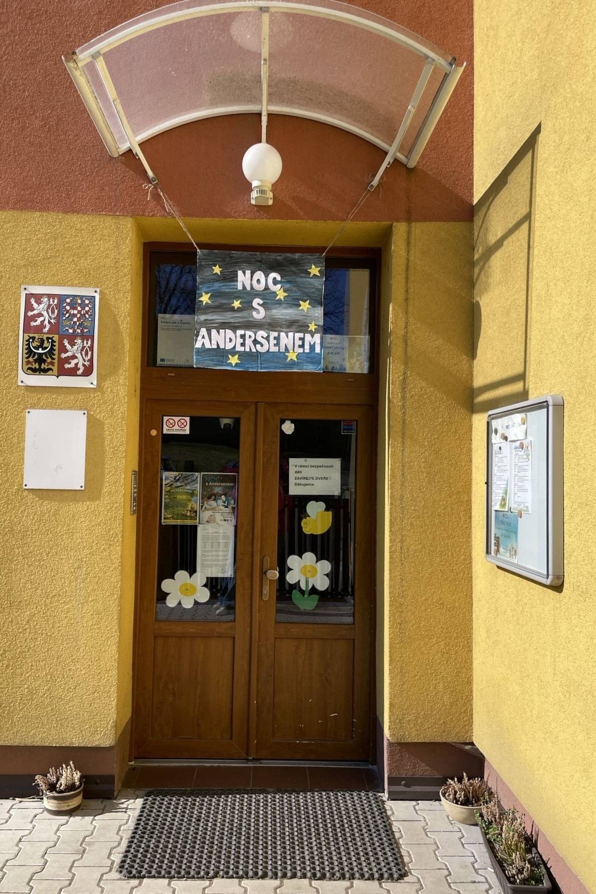 Kouzelná pohádková noc i den zvala všechny malé i velké děti k netradičnímu dobrodružství s knížkami. Velké odvahy bylo potřeba při večerním putováním za pokladem Našly se i třídy, které přespaly ve škole. Velkou pochvalu si zaslouží všechny děti, které byly po celou dobu velmi statečné a noc mimo domov zvládly na jedničku. ZŠ a MŠ Kojetice