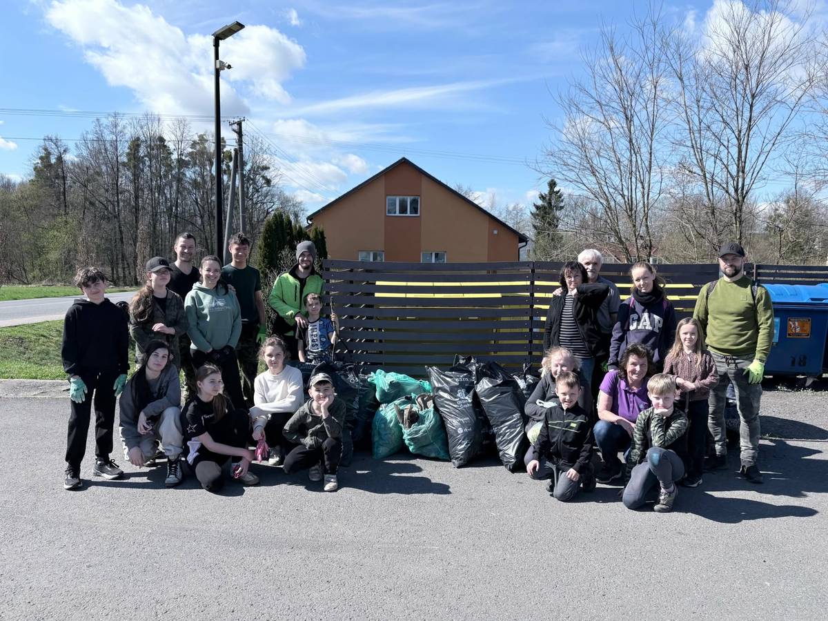V rámci akce Ukliďme Česko – Ukliďme Vojkovice se do úklidu zapojili děti ze spolku Pathfinder, kteří uklidili hřiště, okolí budovy bývlalé školy, výletiště i trasu kolem školky směrem do lesa. Společně nasbírali více než 8 velkých pytlů odpadu 💪Podařilo se odvést obrovský kus práce. 👉 Děkujeme také panu Gryžboňovi, který uklidil část směrem na Tošenůvky. Pokud se do úklidu zapojil ještě někdo další, budeme rádi, když se nám ozvete a pošlete informace či fotografie 📩  Úklid stále probíhá a zapojit se můžete i vy!♻️ Moc si vážíme vaší ochoty a nasazení. Díky vám je naše obec zase o něco čistší! ❤️
