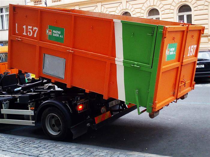 Velkoobjemové kontejnery budou přistaveny v těchto dnech:  10. dubna od 14 do 18 hodin v ul. A. Hochové u parkoviště nad zastávkou ČD a od 16 do 20 hodin na návsi v Lipanech 24. dubna od 14 do 18 hodin na parkovišti u kostela v Kolovratech a od 16 do 20 hodin na parkovišti na konci ulice U Vodice Kontejnery na biologický odpad budou přistaveny 19. dubna od 13 do 16 hodin na parkovišti u kostela v Kolovratech.