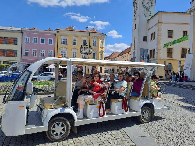 Populární Seniorské cesty za poznáním pokračují i letos. Město Přerov nabídne v období od dubna do října deset jednodenních poznávacích výletů po Moravě a Slezsku, během nichž Přerované ve věku 60+ navštíví celkem čtrnáct atraktivních destinací. Většina míst je v programu nová, čtyři osvědčené cíle se vracejí na přání účastníků z minulých let. Výlety jsou bezplatné, přihlašování na ně startuje 17. dubna a bude probíhat výhradně mailem.                               Číst dál...