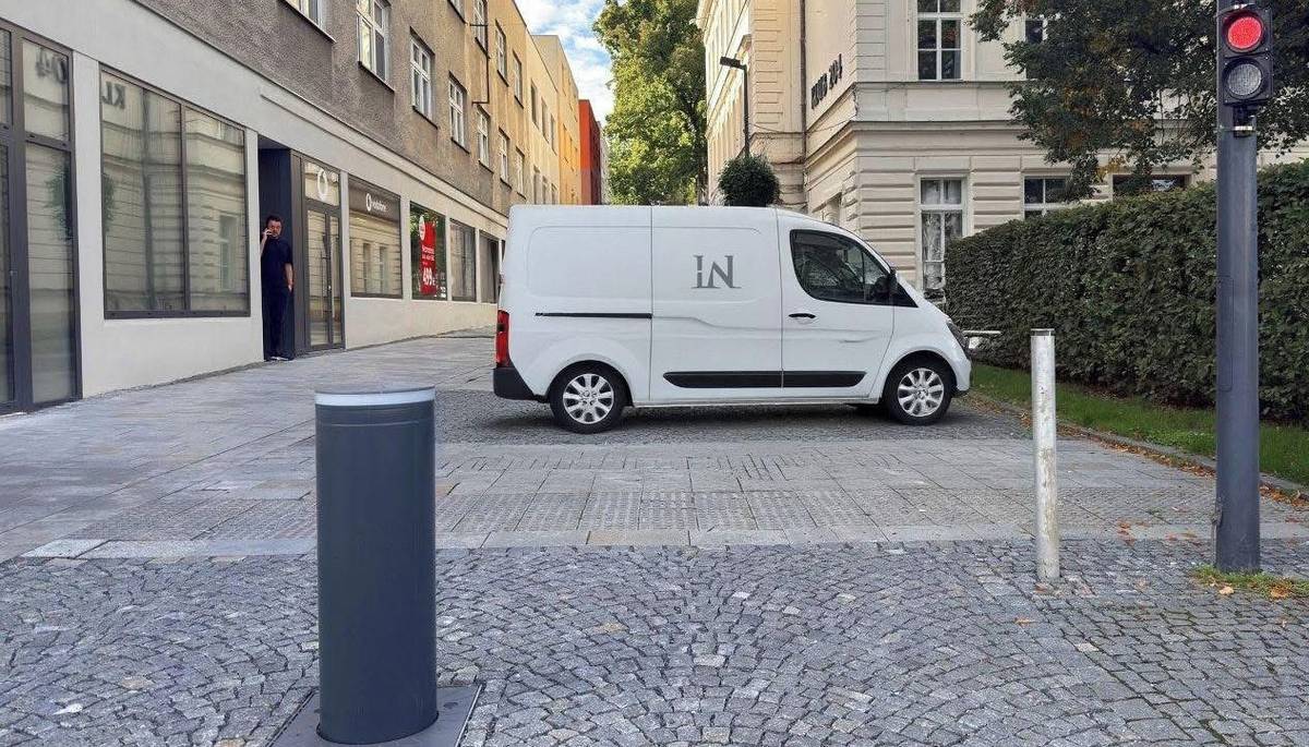 Zlín - Statutární město Zlín informuje občany, že v týdnu od pondělí 13. dubna dojde k úplné uzavírce ulice Školní. Důvodem jsou stavební práce spojené s výměnou základové konstrukce výsuvného sloupku, který se nachází v ulici Školní nedaleko třídy Tomáše Bati a byl poškozen při dopravní nehodě.