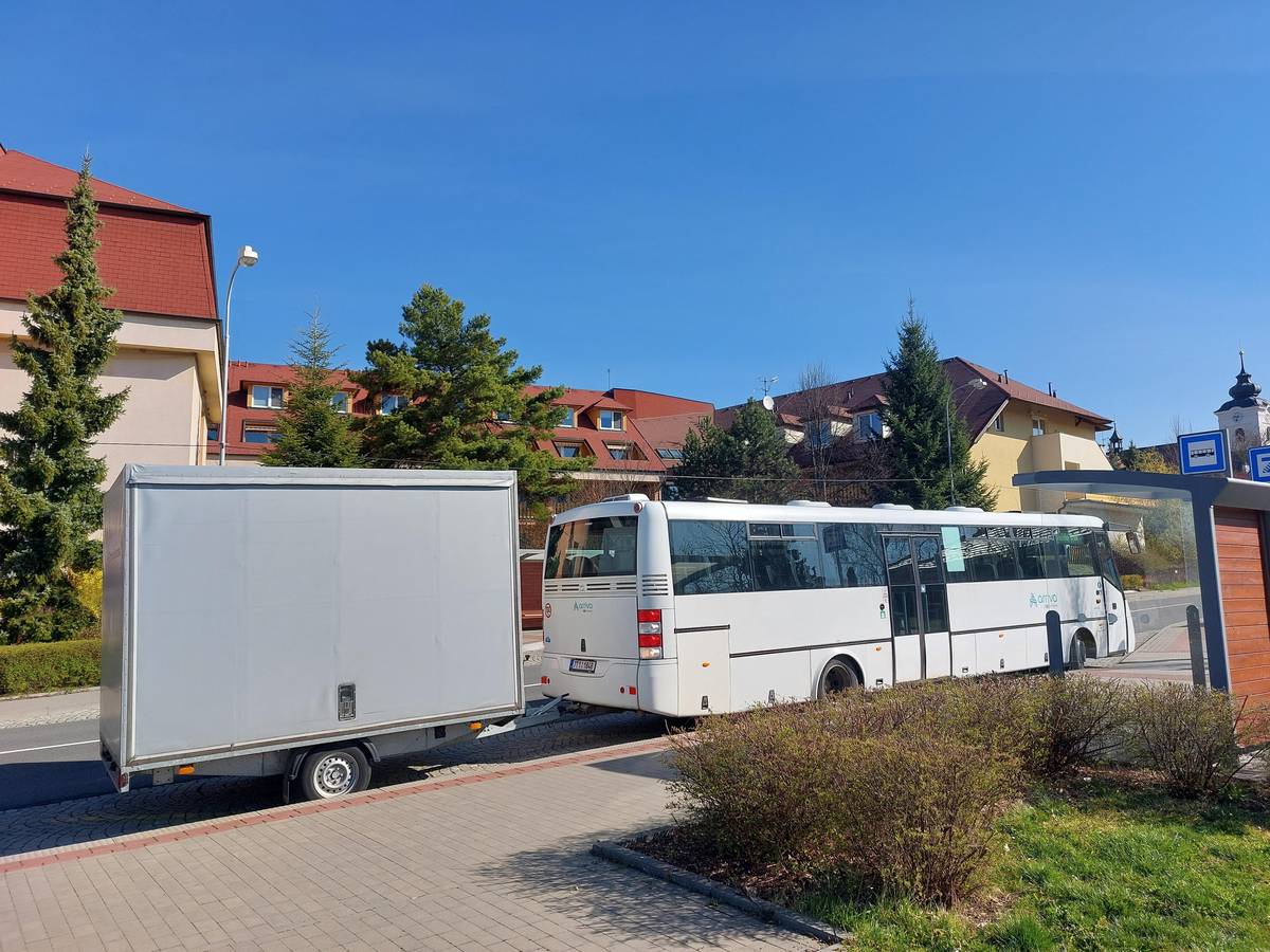 Hory Zlínského kraje jsou Vám na dosah     Nasedněte, nechte se vyvézt do kopců a pak už si jen užívejte krásy našeho regionu ze sedla kola… V pátek 1. května 2026 vyjíždějí první cyklobusy.    „Cyklobusy budou jezdit na osvědčených trasách. Cyklisté se tak dostanou ze Zlína a Vsetína do Beskyd, ze Zlína a Bystřice pod Hostýnem do Hostýnských vrchů, nebo z Kroměříže a Kyjova do Chřibů. Nejdelší linka pak propojí tři okresy kraje – z Holešova, Zlína nebo Luhačovic zaveze zájemce na Valašsko,“ uvádí jednatel společnosti Koordinátor veřejné dopravy Zlínského kraje (KOVED) Martin Richtar.    Více informací ZDE