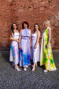 Ženy v hedvábných šatech