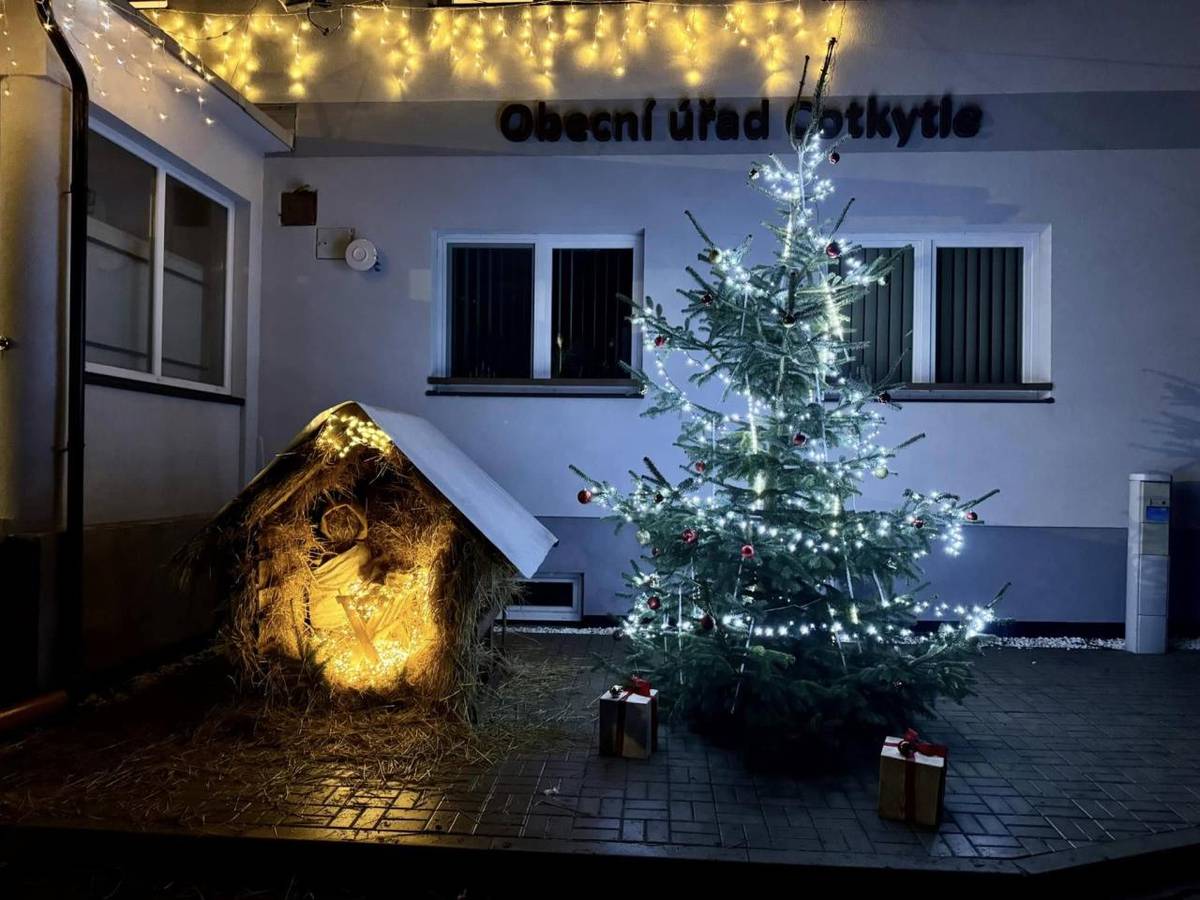 Pomalu se nám přiblížil adventní čas a s ním tradiční rozsvícení vánočního stromu.   Každoročně hledáme vhodný strom, který bychom mohli umístit před obecní úřad, a přitom se třeba takový krásný schovává na Vašich zahradách a nevíte si rady co s ním.