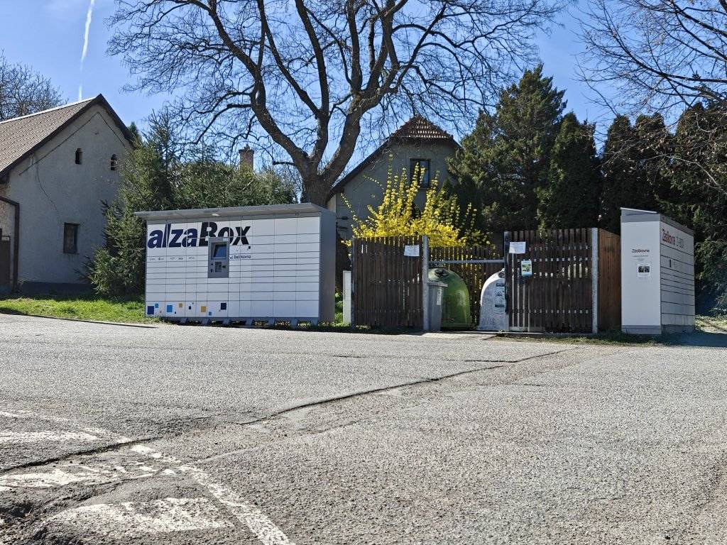 Tento víkend 10. - 11. 4. bude z důvodu budování pateřní metropolitní optické datové sítě částečně omezen příjezd a parkování u zásilkových boxů. Překop komunikace a pokládka optického kabelu bude prováděn po částech a omezení bude vždy jen na jedné polovině vozovky. Průchod a průjezd tedy zůstane zachován po celou dobu stavby. Děkujeme za pochopení.