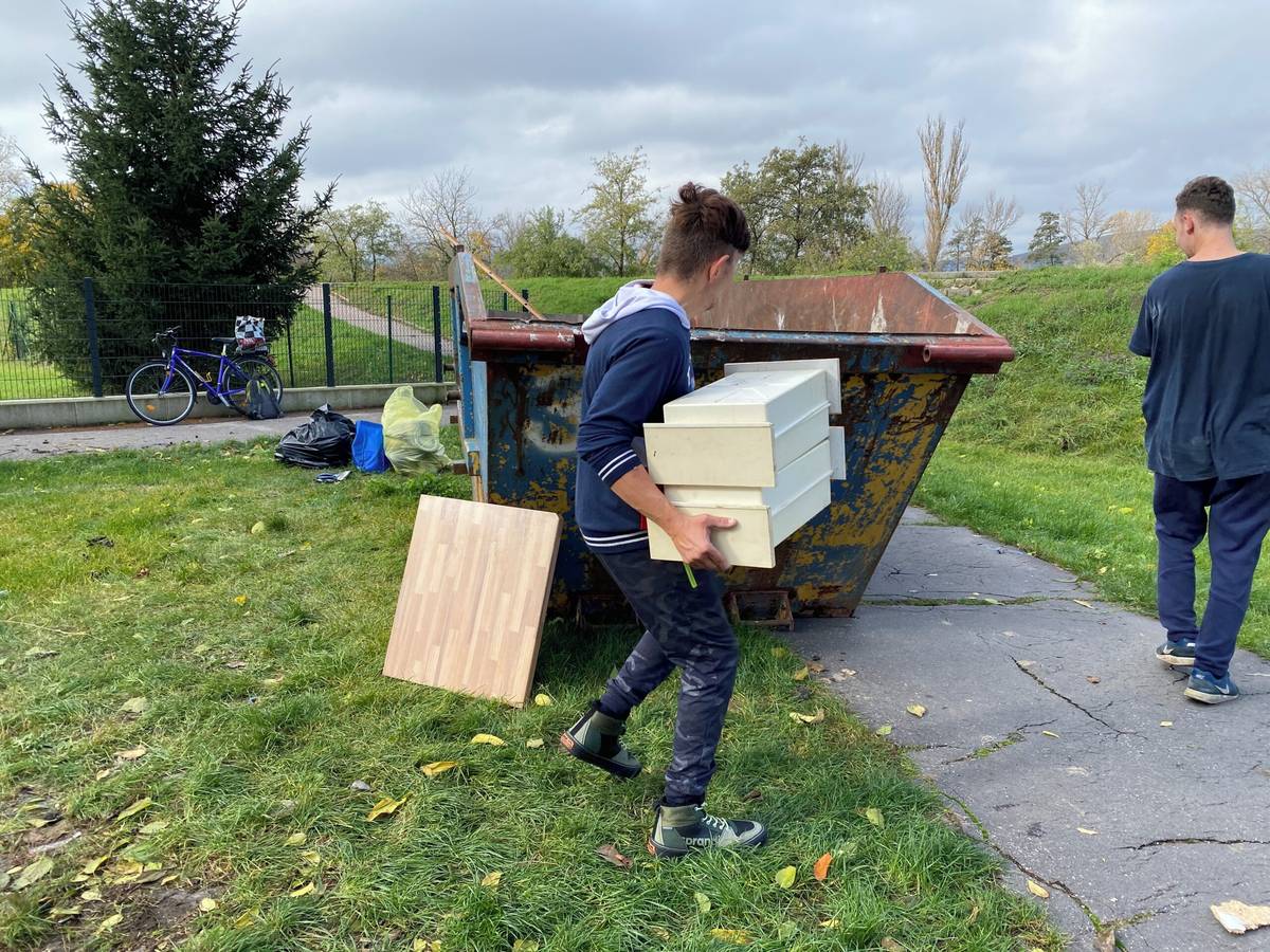 Po sviatočnej prestávke pokračuje cyklus sobôt s organizovaným jarným upratovaním v našom meste. V najbližšiu sobotu 11. apríla 2026 budú veľkoobjemové kontajnery (VOK) na odkladanie odpadu pripravené na týchto miestach: Od 8.00 do 12.00 hodiny Nozdrkovce (otoč autobusu oproti domu č. 21/1934) J. Zemana (2 – 4/2394 – nádoba na sklo) Záhumenská (autobusová zastávka – [...]Čítať viac...