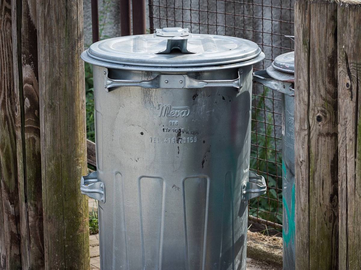 Oznamujeme občanům, že od středy 22. dubna do pátku 24. dubna 2026 proběhne v naší obci druhé kolo čipování popelnic a kontejnerů na směsný komunální odpad. V souvislosti s čipováním žádáme občany, aby ve výše uvedeném termínu ponechali své nádoby před plotem a pokud možno si je označili (stačí provázek s kartičkou s číslem domu a kontaktní osobou). Čipování bude provádět zaměstnanec společnosti SMOLO CZ, s.r.o., společně se zaměstnancem obce.   Děkujeme za spolupráci.