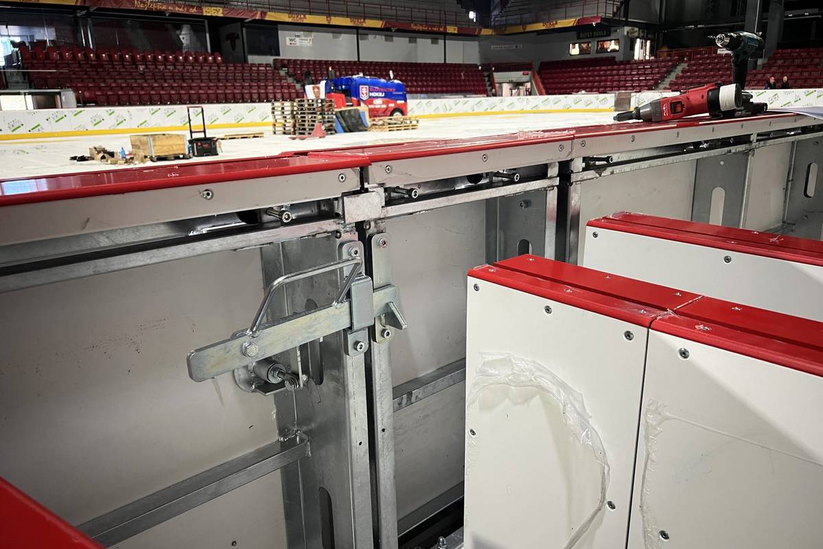 Zimný štadión Pavla Demitru bude od 22. apríla hostiť zápasy A skupiny svetového hokejového šampionátu do 18 rokov, vrátane slovenskej reprezentácie. Aktuálne sa dokončujú všetky úpravy, ale aj investície - spolu za takmer 667 tisíc eur, ktoré prinesú bezpečnosť pre hráčov a komfort pre fanúšikov. V tomto týždni sa začali inštalovať nové mantinely okolo hracej plochy. [...]Čítať viac...