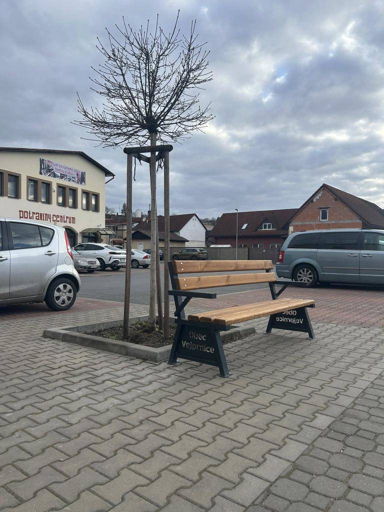 Ve zpravodaji Náves jsme vás vyzvali k zasílání tipů na nová místa pro lavičky. Děkujeme za vaše podněty – lavičky na přání už jsou na svých místech díky práci zaměstnanců střediska údržby.