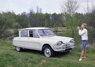 Sličná Francouzka si vyjela do přírody upravit tvář – ale zrovna pro ni mohl být Ami 6 tím pravým vozem…