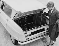 Zavazadelník je průměrně prostorný, ale hrana střechy neumožňuje širší otevření