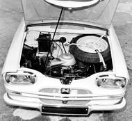 Miniaturní dvouválec z 2CV se v motorovém prostoru Ami trochu ztrácí. Rezerva vpředu odpovídá tradicím značky