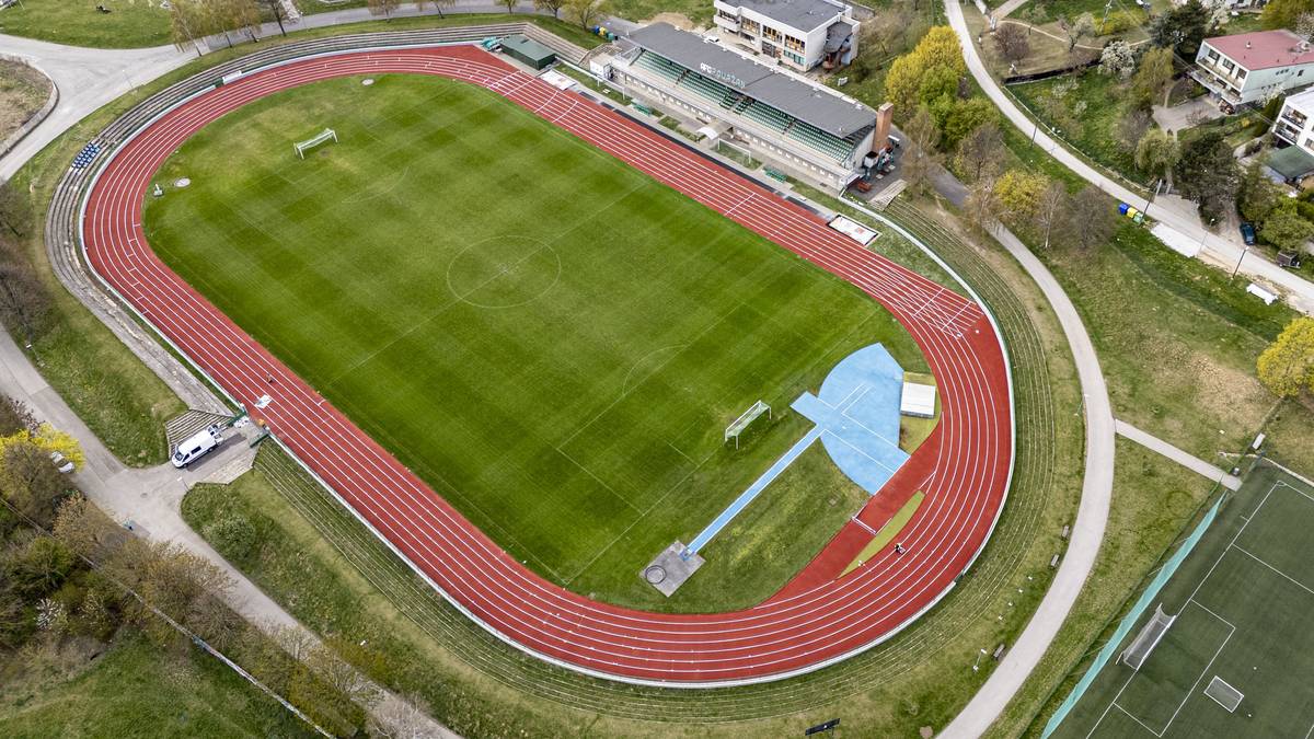 Na Atletickom štadióne AFC sa koncom roka 2025 začala obnova bežeckej dráhy a dnes sa dostávame do jej záverečnej fázy. Aktuálne prebieha finálne čiarovanie – vyznačenie jednotlivých dráh, ktoré celý proces prakticky uzatvára.   Čo sa zmenilo? Retoping priniesol obnovu povrchu bez nutnosti kompletnej výmeny. Vďaka tomu sa zlepšila elasticita, priľnavosť aj bezpečnosť dráhy, čím sa výrazne predĺžila jej životnosť.   Ako prebiehali práce?  oprava poškodených miest a prasklín tlakové čistenie povrchu aplikácia nových polyuretánových vrstiev modernizácia všetkých 7 bežeckých dráh celková obnova plochy viac ako 4 600 m²    Čo nás čaká teraz?   Viac informácií na webe mesta Retoping atletického štadióna v Novom Meste nad Váhom je vo finále | www.nove-mesto.sk