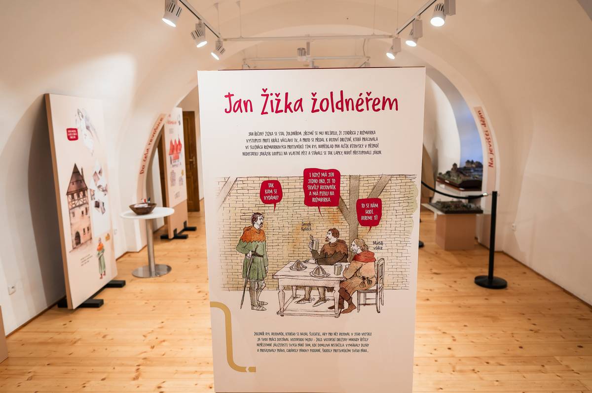 Výstava se pro veřejnost otevřela 3. března a představuje život i odkaz jednoho z nejvýznamnějších vojevůdců českých dějin – Jana Žižky. Návštěvníci se mohou těšit nejen na zajímavé historické informace, ale také na řadu interaktivních prvků, které přiblíží dobu husitských válek především mladším návštěvníkům.   Žižkovou životní cestou návštěvníky provedou anděl a ďábel jako symboličtí průvodci, kteří poukazují na světlé i temné stránky jeho osobnosti. Šest tematických sekcí je postupně seznámí s jeho dětstvím na Trocnově, obdobím žoldnéřské kariéry i s rolí vojevůdce a „otce božích bojovníků“. Součástí výstavy budou také edukační programy pro školy, na které se mohou pedagogové přihlašovat na e-mailové adrese: lokocova@muzeum-hlucinska.cz. Děti si ve výstavě vyzkoušejí několik interaktivních exponátů – mohou si například složit model Žižkova domu, postavit vozovou hradbu, nebo si osahat domnělou lebku Jana Žižky a pokusit se najít otvor po zranění, při kterém přišel o oko. Výstava tak nabízí hravou a zároveň poučnou cestu do doby, kdy se psaly velké kapitoly českých dějin. Výstava potrvá do 6. září. Autor: Zuzana Maléřová, Muzeum Hlučínska #hlucin #mestohlucin #vystava #zizka #janzizka #muzeumhlucinska