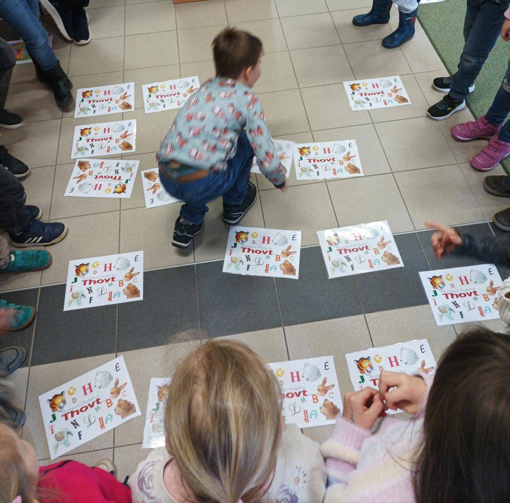 Paní Ing. R. Sedláčková z nakladatelství Thovt přijela do knihovny se sérií čtenářských workshopů pro první stupeň ZŠ Zdice.  Devět pořadů na podporu chápání textu, práce se získanými informacemi a čtenářské gramotnosti naplnilo tři dopoledne v knihovně.