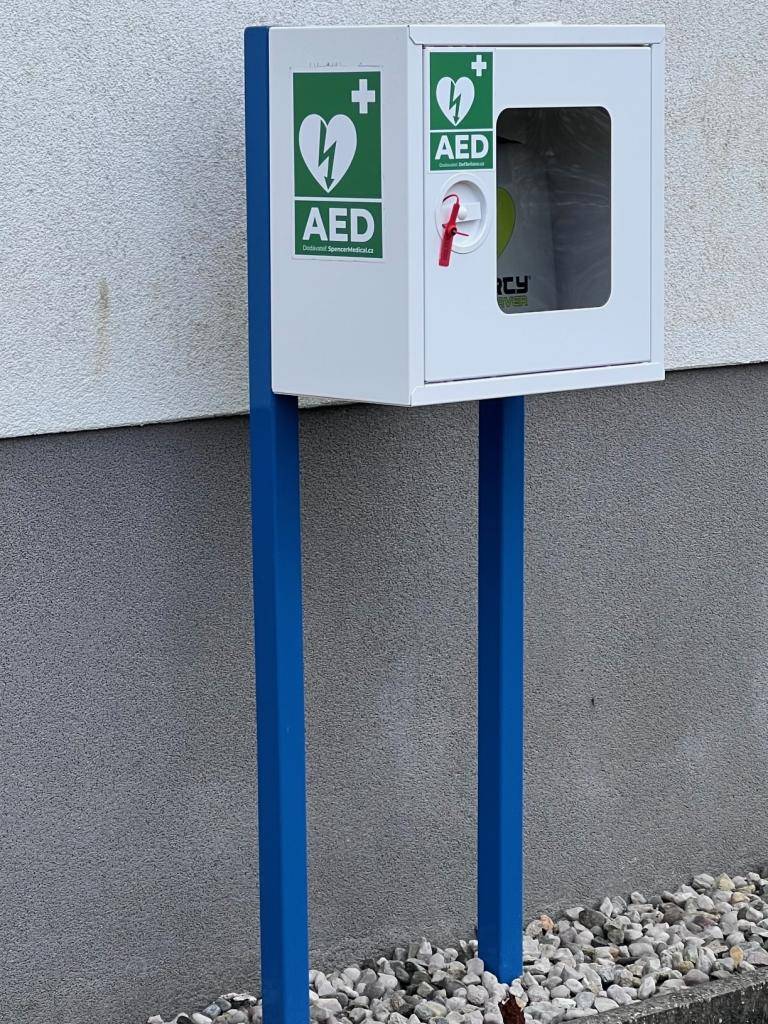 ZŠ Kamenné Žehrovice nově instalovala mobilní automatizovaný externí defibrilátor (AED), který je umístěn ve volně přístupném prostoru vedle hlavního vchodu do budovy na adrese Karlovarská třída 150.    Tento přístroj může v případě náhlé zástavy srdce významně přispět k záchraně lidského života.