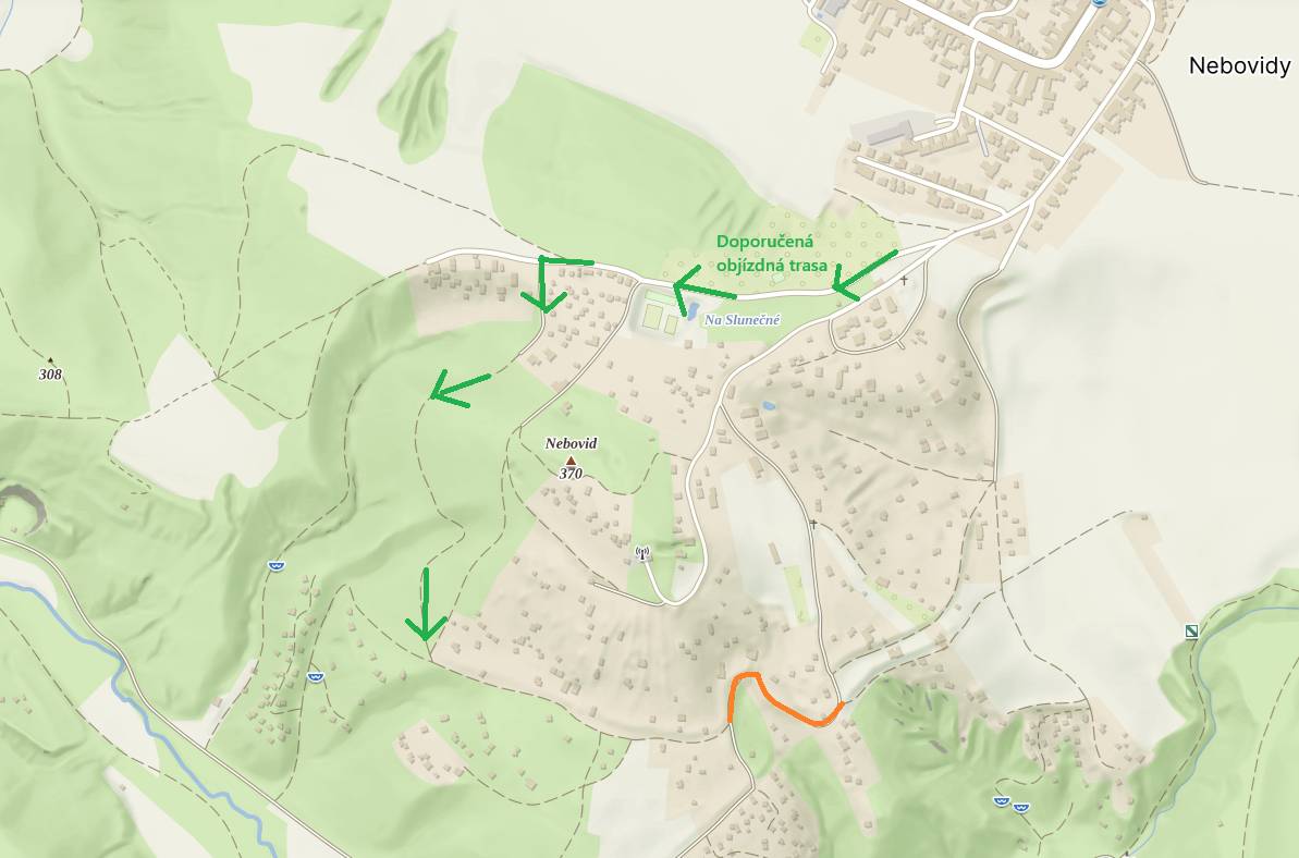 Od zítřka bude probíhat oprava komunikace v chatové oblasti (viz mapka), a to přibližně od 8 do 15 hodin, případně podle potřeby i v sobotu. V nutných případech bude průjezd, ale počítejte prosím se zdržením kvůli práci techniky a jejich přesunu. Proto doporučujeme využít objízdnou trasu uvedenou v mapě.