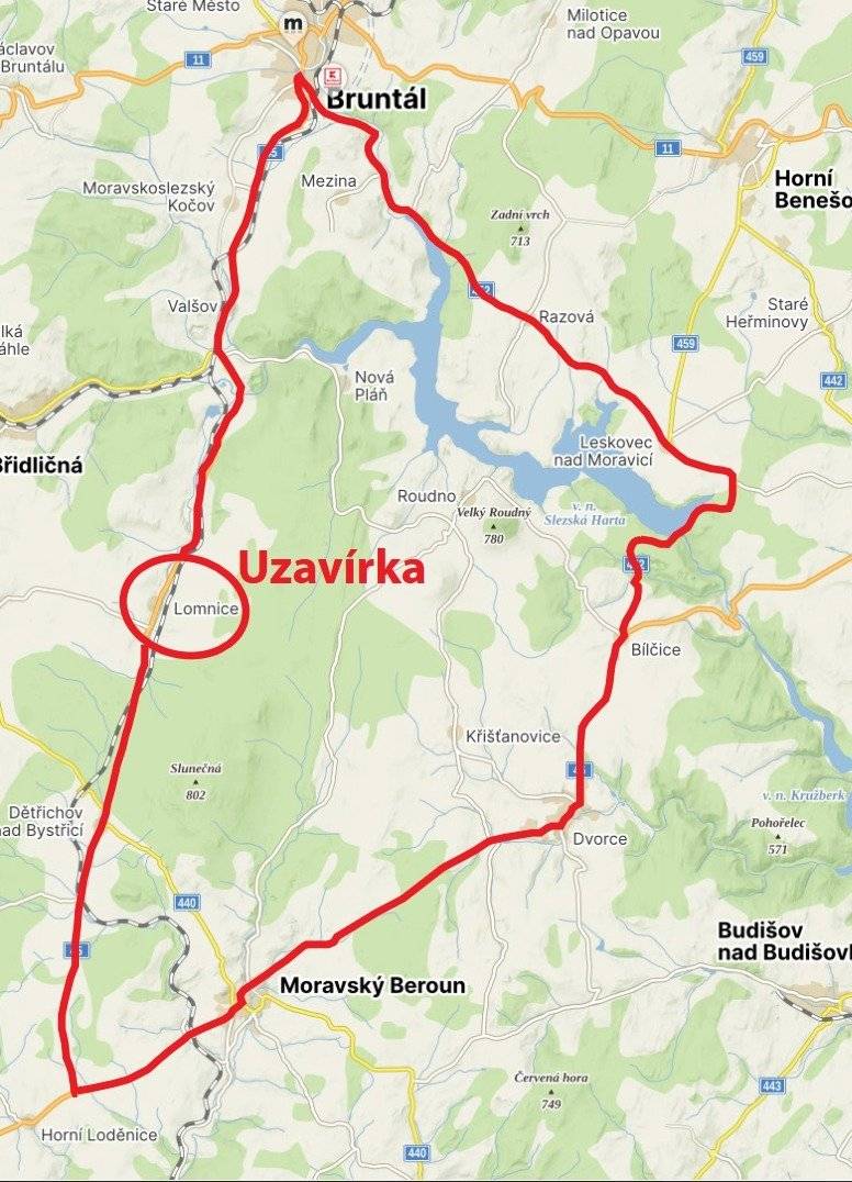 Obec Leskovec nad Moravicí informuje o chystané opravě mostu v Lomnici. Pro osobní a lehkou nákladní dopravu bude s omezením průjezdná běžná trasa. Pro nákladní dopravu nad 12,5 tun je připravena náhradní kolem přehrady Slezská Harta.   Předpokládaný termín realizace je od 23. 4. 2026 do 30. 9. 2026. Celé léto tak bude v Mezině, Razové a Leskovci n. M. zvýšený průjezd kamionů. Buďte v okolí Slezské Harty opatrní.   https://www.leskovecnadmoravici.eu/urad-2/uredni-deska/vv-opatreni-obecne-povahy-stanoveni-prechodne-upravy-provozu-na-pozemnich-komunikacich-975.html?kshow=1