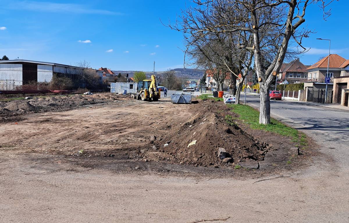 Druhá etapa výstavby nového parkoviště v ulici Husova začala a potrvá do konce roku. Město za ni zaplatí 7,1 milionu korun.  Vloni v listopadu byla veřejnosti otevřena první polovina stavby, která nabídla 40 míst k parkování. O stejný počet bude kapacita navýšena po dokončení druhé části projektu, během níž dojde na místě i k vysázení zeleně. „Těší nás, že využitelnost parkoviště stoupá. Vozidla zde odstavují nejen pracovníci přilehlých škol, ale i ti, kteří následně odjíždějí vlaky z horního nádraží,“ uvedla Venuše Brunclíková, vedoucí odboru územního rozvoje MěÚ. Popis fotografie níže: První polovina parkoviště již slouží veřejnosti