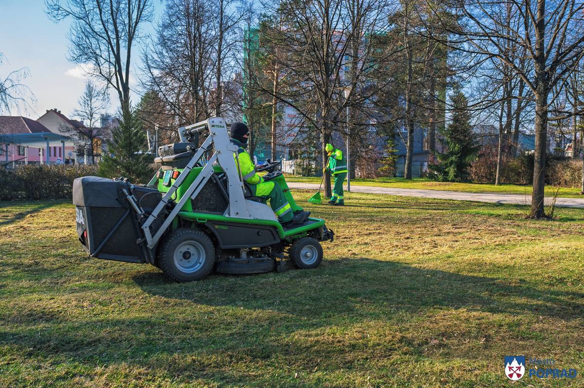 S príchodom jarných dní sa v meste naplno rozbehla starostlivosť o zeleň. V rámci údržby trávnikov okrem pravidelného kosenia a sezónneho hnojenia sa v tomto období realizuje aj vertikutácia – prevzdušnenie trávnikov v I. zóne. Ide o plochy s reprezentatívnym charakterom ako sú námestia, kruhové objazdy, predstaničný park, Študentský park či okolie mozaiky.  Vertikutáciou sa z trávnika odstraňujú uschnuté steblá trávy, burina, mach a prevzdušňuje sa koreňový systém trávy tak, aby k nemu ľahšie prenikali živiny, voda či vzduch. Jarné obdobie je ideálne na tento zásah, keďže napomáha trávnikom k rýchlejšiemu zotaveniu po zime a príprave na novú sezónu. Po prevzdušnení budú trávnaté plochy následne hnojené.  Každoročne sa mesto snaží udržiavať verejnú zeleň v čo najlepšej kondícii, aby vytvárala príjemné a estetické prostredie pre všetkých obyvateľov i návštevníkov Popradu.