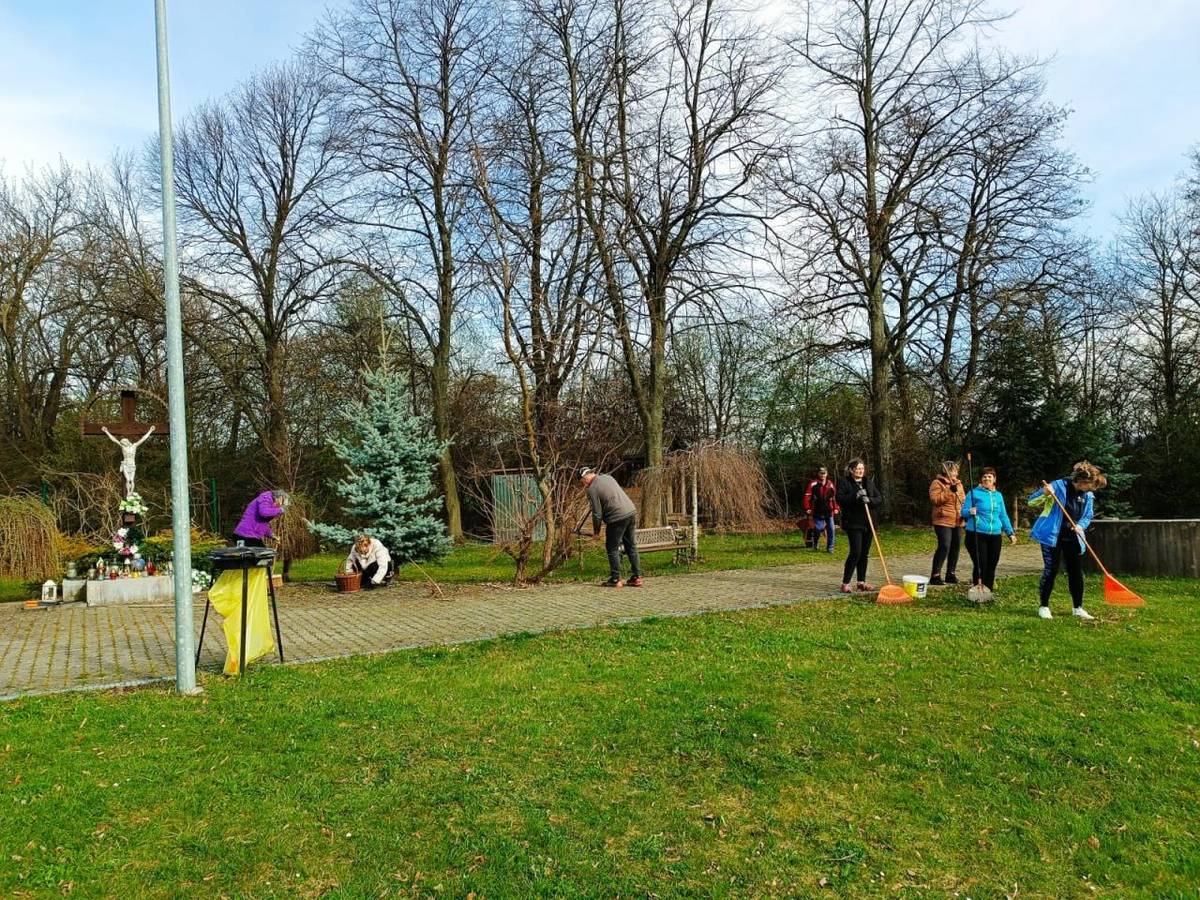 Už viac ako 10 rokov sa členovia Miestnej organizácie Karpatskonemeckého spolku (KNS) v Malinovej starajú o Park rodákov, ktorý sa nachádza na miestnom cintoríne.