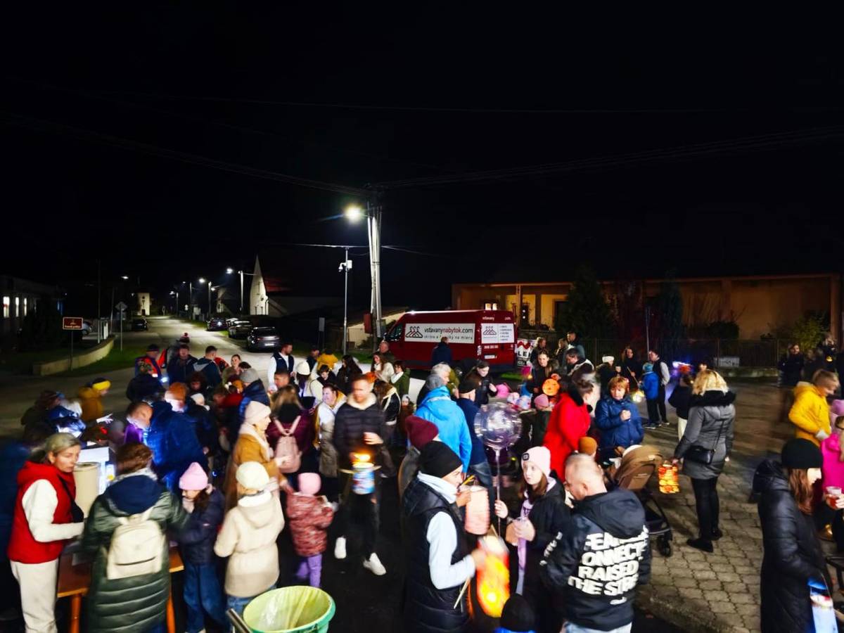 Stalo sa už tradíciou, že jeden z prvých novembrových dní sa ulice našej obce rozžiaria svetielkami pestrofarebných lampiónov, lebo si pripomíname odkaz svätého Martina, biskupa z Tours.