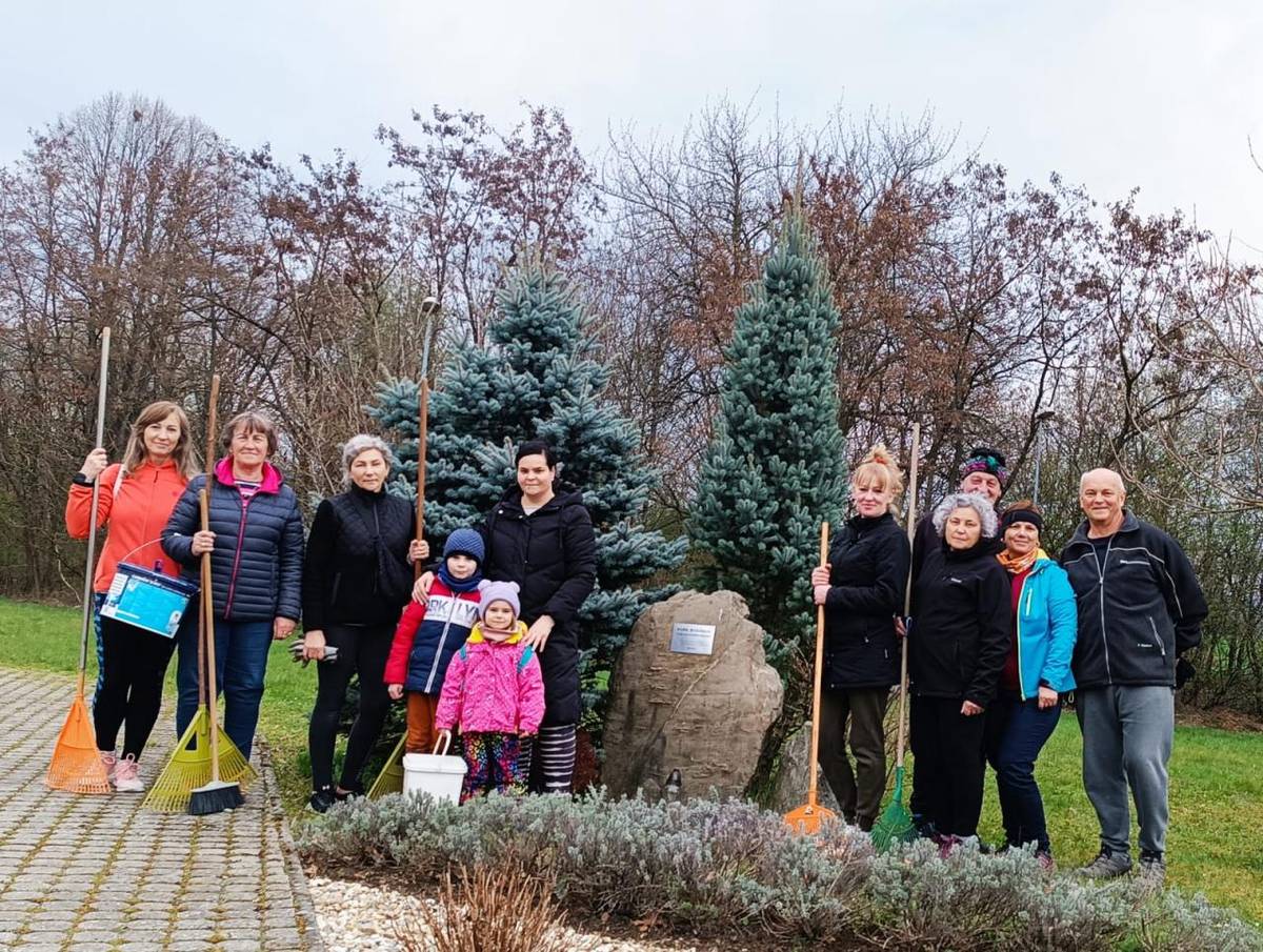 Členovia Miestnej organizácie Karpatskonemeckého spolku (KNS) v Malinovej majú pod patronátom Park rodákov (Park der Kompatrioten) nachádzajúci sa v priestoroch cintorína.