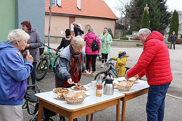 Zabíjačka jednoznačne patrí v tomto období k tradíciam našej obce. Nie každý si už dnes môže dovoliť tento luxus.