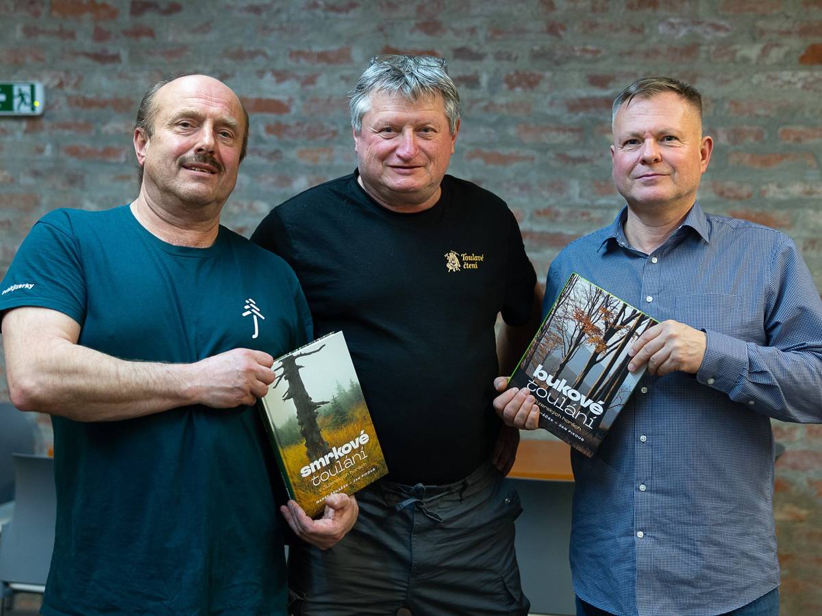 Odkaz na fotogalerii a e-shop s možností zakoupení knihy 💎 >>> V hrádecké Bráně Trojzemí představili autoři Marek Řeháček a Jan Pikous spolu se svým nakladatelem Petrem Ferdyšem Poldou knihu Smrkové toulání.