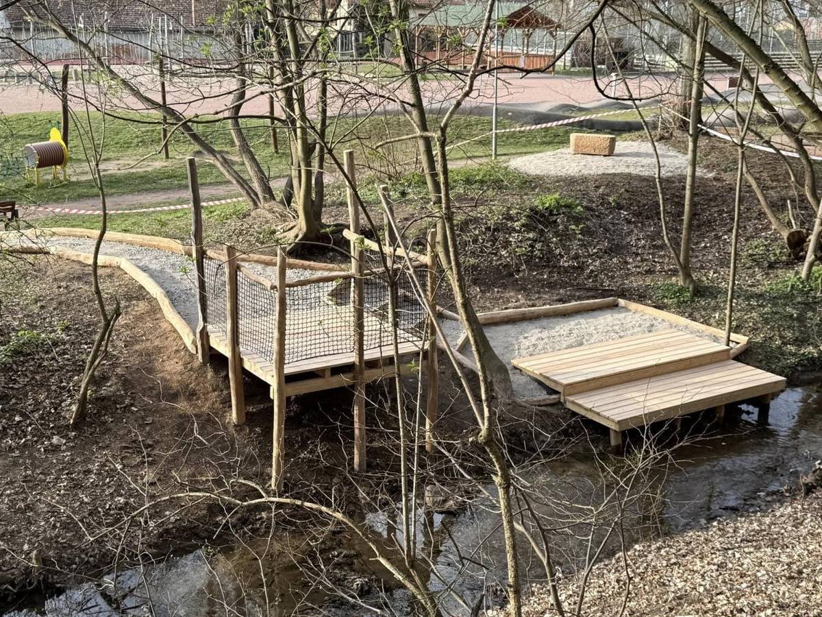 Doplňujeme mobiliář…