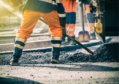 V sobotu 18. dubna 2026 započnou stavební práce spojené s budováním tunelu pod silnicí II/425, mezi Lidlem a povodňovým parkem.   Vyžádají si úplnou uzavírku silnice II/425 s objízdnou trasou přes obchvat Hrušovan (III/41619) a dále směr Rajhrad po silnici III/42510.   Omezení budou trvat do 31. července 2026.   S uzavírkou je spojena také ZMĚNA TRASY AUTOBUSOVÉ DOPRAVY: Pro linky ze Židlochovic do Brna a zpět bude platit objízdná trasa přes Vojkovice, autobusová zastávka na sídlišti se po dobu uzavírky pro tuto trasu ruší.   Pro linky ze Židlochovic do Blučiny a zpět bude platit objízdná trasa přes ulici Masarykovu, autobusová zastávka na sídlišti se po dobu uzavírky pouze pro tuto trasu přesouvá na ulici Masarykovu, a to k bytovému domu č. 666.         https://www.zidlochovice.cz/cs/aktuality/zahajeni-stavby-tunelu-mezi-lidlem-a-povodnovym-parkem.html