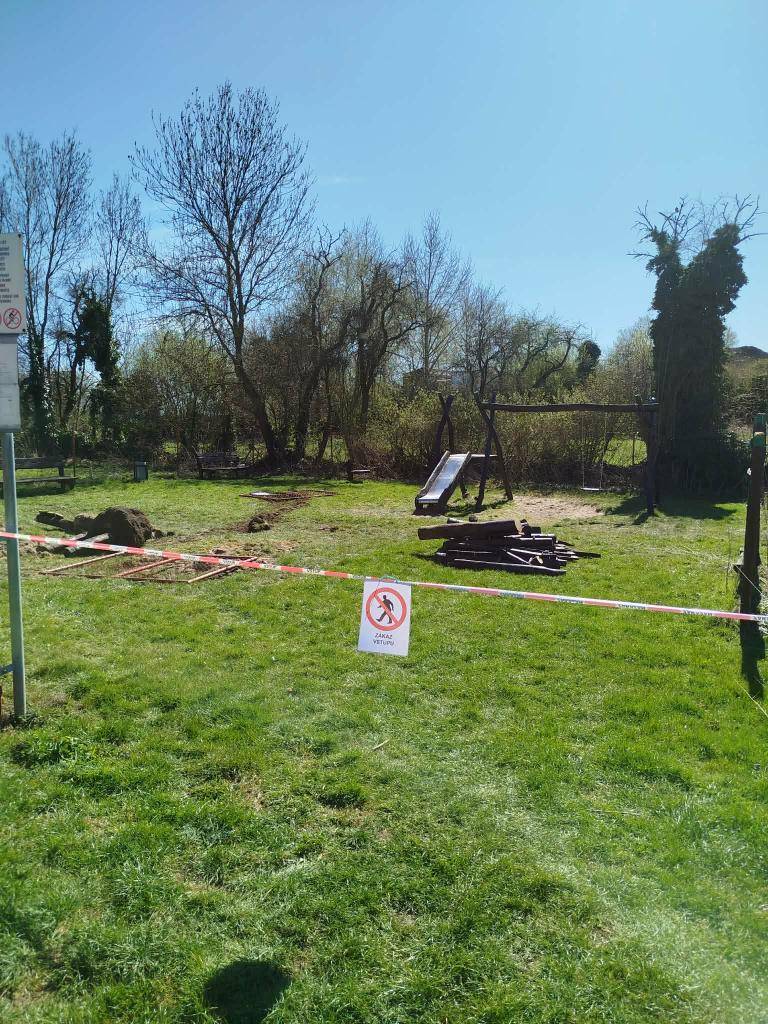 Dětské hřiště v Poboří je v rekonstrukci, během které byly demontovány staré herní prvky. Tyto prvky budou brzy nahrazeny novými. Prosíme návštěvníky, aby se vyhnuli vstupu na staveniště.