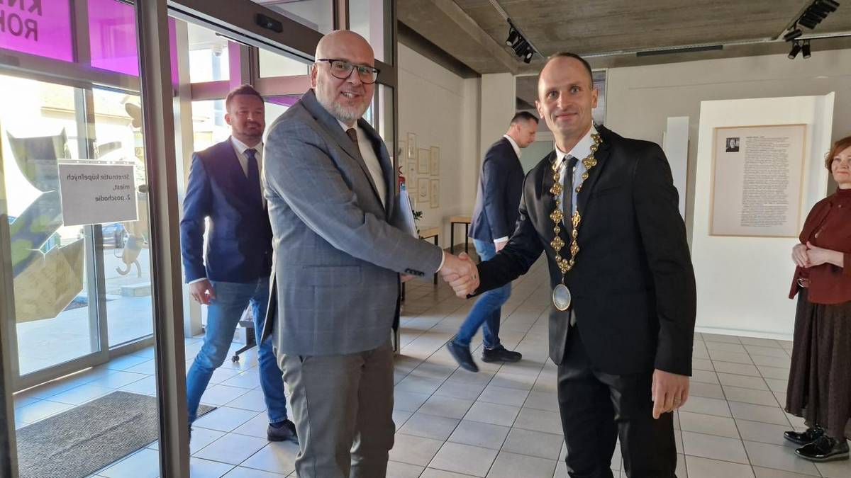 Primátori a starostovia 16 slovenských kúpeľných miest a obcí sa v stredu 8. apríla 2026 v Mestskej knižnici mesta Piešťany zišli na spoločnom stretnutí.