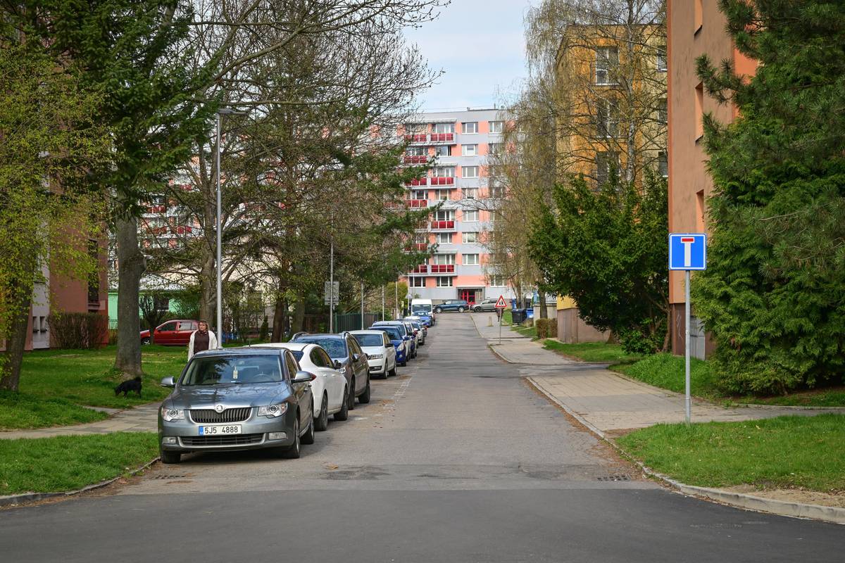 Vážení občané, informujeme vás o plánované úplné uzavírce místní komunikace v ulici Kirovova, v městské části Karviná-Mizerov. K omezení dochází z důvodu realizace rozsáhlé stavební akce s názvem „Oprava místní komunikace a chodníků na ul. Kirovova v Karviné-Mizerově“. Stavební práce a s nimi spojená dopravní omezení budou probíhat v termínu od 13. dubna 2026 do 19. července 2026. Uzavírka se týká úseku od křižovatky s ulicí Studentská a zahrnuje nejen samotnou vozovku, ale také přilehlé chodníky a parkovací plochy v dané lokalitě. Vzhledem k charakteru prací je uzavírka stanovena jako úplná. Výjimka z tohoto zákazu platí pouze pro vozidla stavby, vozidla integrovaného záchranného systému (IZS) a pro nezbytné zásobování jídelny mateřské školy a obchodů. Prosíme všechny obyvatele a návštěvníky této lokality o zvýšenou opatrnost, trpělivost a důsledné dodržování přechodného dopravního značení po celou dobu trvání rekonstrukce. Děkujeme za pochopení.