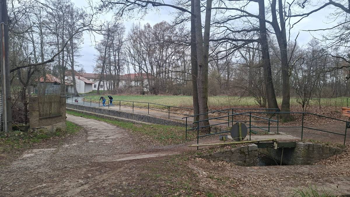 Městská část v rámci dobrých vztahů dojednala s majitelem pozemku v roce 2016 zřízení věcného břemene na právo chůze po propojovací cestě podél Botiče a přítoku z Černého rybníku. Po deseti letech nechala městská část tuto cestu opravit, a to z důvodu jejího postupného opotřebení a zhoršujícího se stavu.