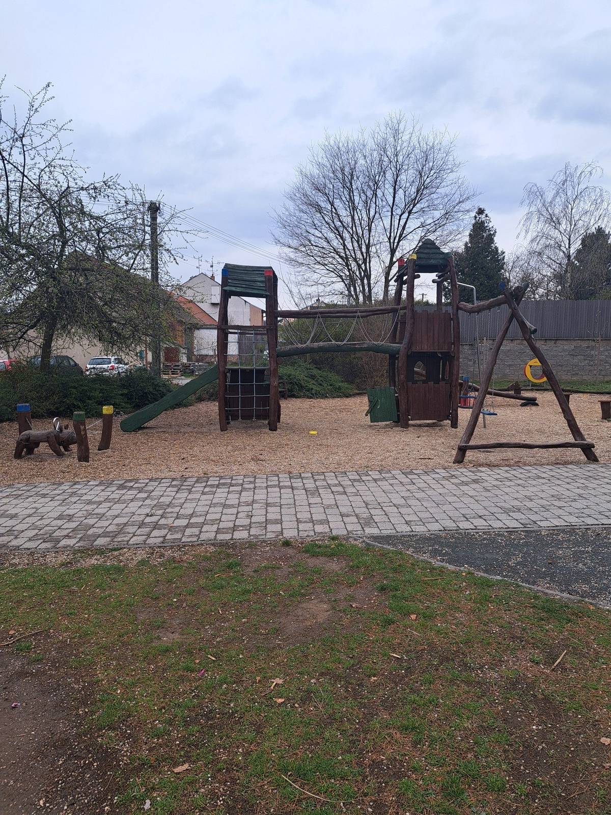 Dnes ráno bude zahájena plánovaná rekonstrukce dětského hřiště na návsi a proto bude dočasně uzavřeno.   Proběhne kompletní renovace všech herních prvků, včetně tmelení prasklin a nátěru. Konstrukční spoje budou zkontrolovány a vadné části vyměněny.   Předpokládané dokončení prací je v pátek 10.4.2026.