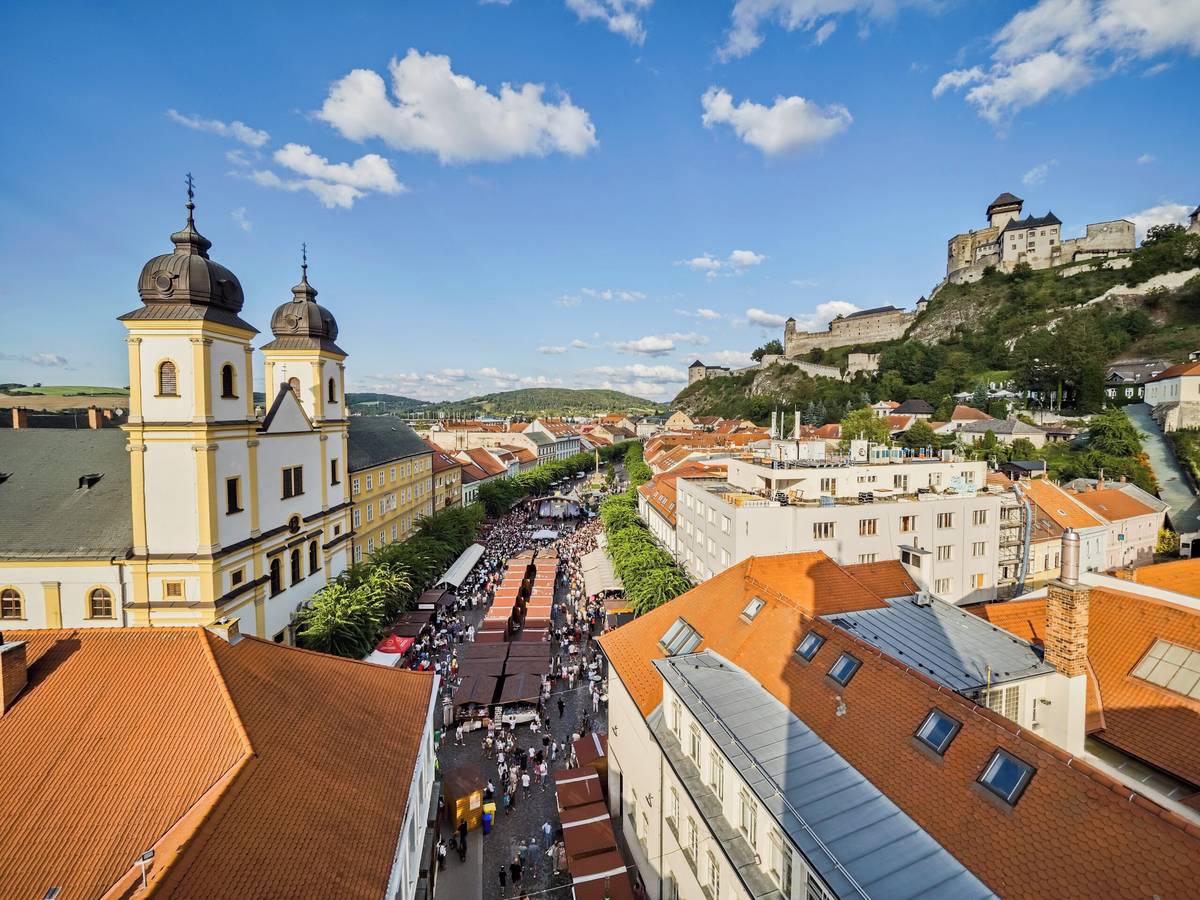 Tradičný mestský festival Pri trenčianskej bráne sa uskutoční od 4. do 6. septembra 2026. Jeho neopakovateľnú atmosféru vždy dotvárajú aj predajcovia remeselných výrobkov a občerstvenia. Ak patríte k nim a radi by ste na tomto jarmoku predávali svoje produkty, prihlasovanie je otvorené. Festival s jarmokom sa bude konať na Mierovom námestí a v jeho blízkom okolí. Počas troch septembrových dní sa [...]Čítať viac...