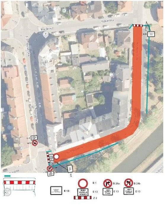 Ulice Na Herzánce  - autobusové nádraží     Ulice: Na Herzánce Termín: 13.04.2026 - 30.08.2026 Doba trvání: 140 dní Investor: Město Choceň, IČO 002 78 955 Zhotovitel: PSN & DS a.s., IČO 043 77 036 Druh: úplná uzavírka provozu   Odůvodnění: realizace stavby "Revitalizace autobusového nádraží Choceň - Herzánka"    V termínu od 13. 4. 2026 do 31. 8. 2026 bude probíhat stavební akce s názvem „Revitalizace autobusového nádraží Choceň – Herzánka“. Jedná se o přestavbu autobusového nádraží, které je umístěno v ul. Na Herzánce. Po dobu přestavby bude ul. Na Herzánce v úseku od ul. T. G. Masaryka po ul. Kollárova uzavřena pro veškerý provoz (mimo vozidel stavby a vozidel IZS), a to včetně pohybu chodců (s výjimkou osob, které v uzavřeném úseku ul. Na Herzánce mají trvalý pobyt).   Provoz autobusů v ul. Na Herzánce bude ukončen v pátek dne 10. 4. 2026.   Po dobu uzavírky budou přemístěna autobusová stanoviště z ulice Na Herzánce do ulice Jungmannova, a to před budovu čp. 306–386 v Chocni.   Cestující budou informováni o přemístění stávajících autobusových stanovišť s dostatečným předstihem a k náhradnímu stanovišti autobusů budou navedeni po vyznačené obchůzné trase.   Z důvodu zajištění bezpečnosti silničního provozu bude zakázán průchod chodců okolo oploceného staveniště v ulici Jungmannova před budovou čp. 302.         Informace o výlukách:      Vzhledem k omezenému prostoru v dočasné lokalitě Jungmannovy ulice budou některé spoje linek 222 a 943 odkloněny mimo tuto zastávku. U linky 943 dojde navíc k drobnému časovému posunu některých spojů - viz níže.   Výlukové jízdní řády naleznete níže.       Linka 222   Tři spoje ve směru do Chocně zastaví místo kina na zastávce Evangelický kostel. Konkrétně spoje v 6:19, 7:21 a 13:19.       Linka 943   Spoj č. 17 zastaví místo kina na zastávce Evangelický kostel.   Spoj č. 7 pojede o 5 minut dříve (12:40 z Chocně).   Spoj č. 13 pojede o 10 minut dříve (16:40 z Chocně).   Spoj č. 8 pojede o 5 minut dříve (13:05 z Kosteleckých Horek) a místo kina zastaví na zastávce Evangelický kostel.   Spoj č. 14 pojede o 10 minut dříve (17:05 z Kosteleckých Horek) a místo kina pojede k železniční stanici.