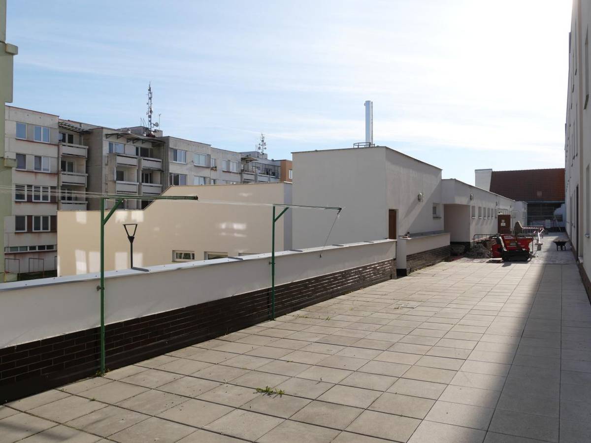 V centru města probíhá oprava terasy za Komerční bankou.