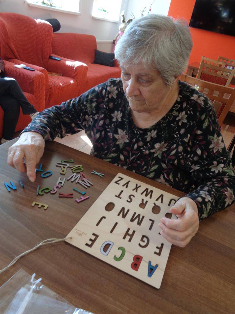 Klienti pracovali s aktivizačnými a stimulačnými pomôckami. Vnímame úroveň motorických zručností, pozornosť, pamäť, porozumenie zadaniu a schopnosť spolupráce.