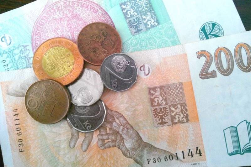 CHODOV (10. 4. 2026) - Město Chodov hospodařilo v roce 2025 podle závěrů nedávného nezávislého auditu odpovědně a v souladu s právními předpisy. Auditor při přezkoumání neshledal žádné skutečnosti, které by naznačovaly nesoulad hospodaření s platnými pravidly. Kontrola se zaměřila na široké spektrum oblastí – od plnění rozpočtu přes nakládání s majetkem až po zadávání veřejných zakázek – a ve všech sledovaných ukazatelích potvrdila řádné fungování finanční správy města . Zásadním zjištěním je, že při přezkoumání hospodaření za celý rok nebyly odhaleny žádné chyby ani nedostatky. Audit zároveň potvrdil, že město dlouhodobě dodržuje principy rozpočtové odpovědnosti. Dluh Chodova zůstává hluboko pod zákonným limitem a činí pouze 3,8 % průměrných příjmů za poslední čtyři roky. Také podíl závazků i pohledávek na rozpočtu se pohybuje na nízkých úrovních, což svědčí o stabilní finanční kondici a vyváženém hospodaření . Audit nicméně upozornil na možné budoucí výzvy, například převzetí teplofikačního majetku, které může přinést vyšší provozní či investiční náklady. „Město dlouhodobě hospodaří s přebytkem a tvoří dostatek rezerv na plánované projekty. Výsledek auditu je pro nás velmi pozitivní,“ poznamenal k pravidelné prověrce hospodaření starosta Chodova Patrik Pizinger.