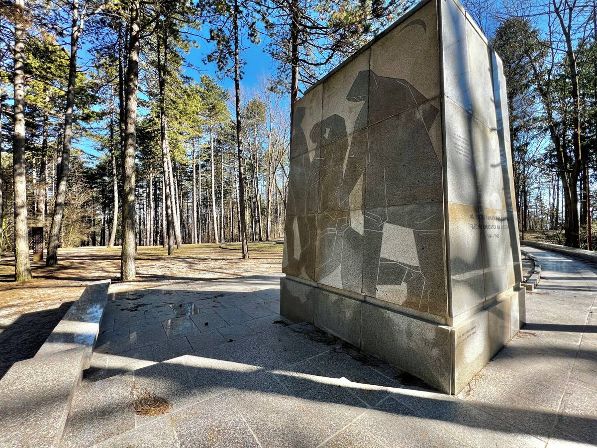 Mesto Trenčín, Veliteľ posádky Trenčín, Miestna organizácia a Okresný výbor Zväzu protifašistických bojovníkov Trenčín 1 pozývajú občanov na oslavy 81. výročia oslobodenia mesta Trenčín v piatok 10. apríla 2026 pri Pamätníku umučených na Brezine. Začiatok programu so slávnostným kladením vencov bude o 10.00 hodine. Odchod autobusu od budovy Mestskej polície Trenčín na Hviezdovej ulici je naplánovaný na [...]Čítať viac...