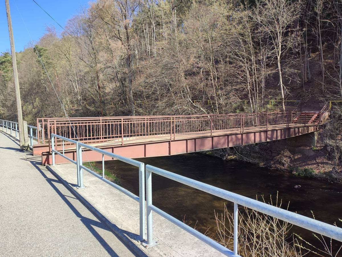 Úpice dokončila rekonstrukci lávky přes řeku Úpu, která spojuje prostor od pošty s lesoparkem Dlouhé Záhony. Opravy zahrnovaly výměnu původní dřevěné mostovky za nové modřínové fošny, dále opravu a zesílení ocelové konstrukce a rekonstrukci schodiště. V současné době město poptává dodavatele pro realizaci ochranného nátěru konstrukce. Celková investice do opravy dosáhla přibližně 500 tisíc Kč včetně DPH.