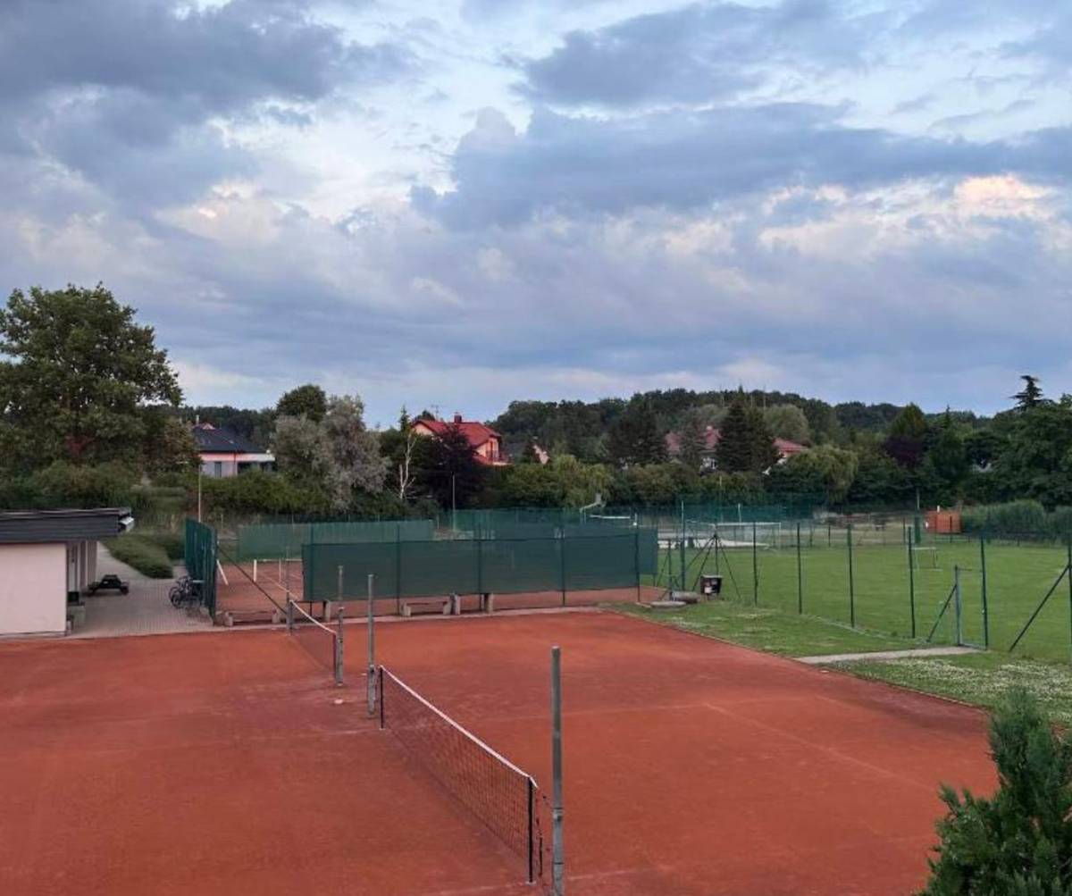 Od pondělí 13. dubna bude spuštěn rezervační systém bradleckého sportoviště a bude možné zadávat nové termíny rezervací od 1. května 2026, kdy bude areál zpřístupněn na novou sezónu. Přístup do rezervačního systému najdete na na webových stránkách obce a v mobilní aplikaci Munipolis. Žádáme majitele permanentek, aby v případě plánované neúčasti zrušili svou rezervaci a uvolnili tak sportoviště dalším zájemcům. Děkujeme.