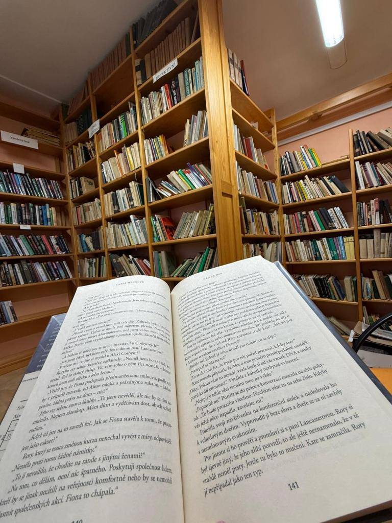 Každou středu od 16:00 do 18:00 hodin máte možnost navštívit naši knihovnu a využít nabídku e-výpůjček, nebo klasických výpůjček knih zcela zdarma. Seznam knih a e-výpůjček naleznete na našich webových stránkách, kde se můžete také dozvědět více o našich službách.