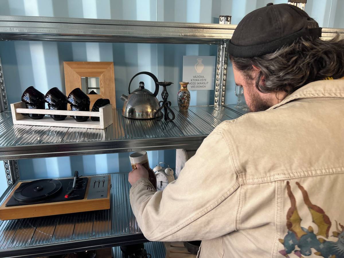 O nové re-use centrum v Zbernom dvore Soblahovská je veľký záujem. Preto sa jeho prevádzkovateľ, spoločnosť Marius Pedersen, rozhodol vyjsť v ústrety vašim žiadostiam o úpravu otváracích hodín. Ekodvor bude od budúceho týždňa otvorený dlhšie. Ak vám je téma životného prostredia, udržateľnosti a opakovaného použitia vecí blízka, navštíviť ho môžete od 13. apríla 2026 každý [...]Čítať viac...